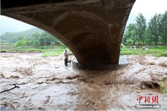 暴雨致河南安陽3水庫同時(shí)泄洪 滯洪區(qū)數(shù)萬群眾轉(zhuǎn)移