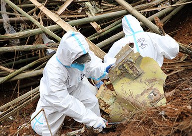 武警官兵分批次、分區(qū)域搜索