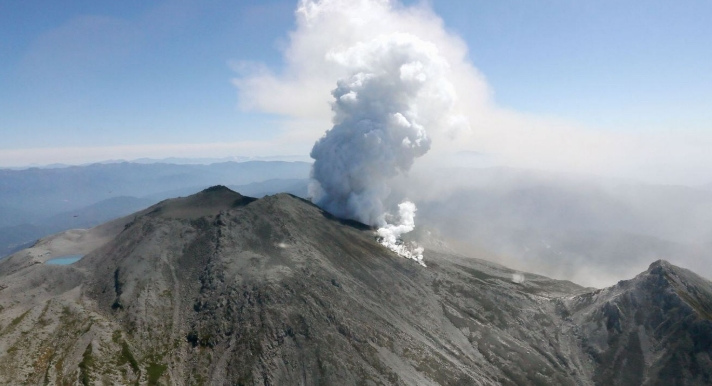 日本深夜接連發(fā)生火山噴發(fā)和多起地震